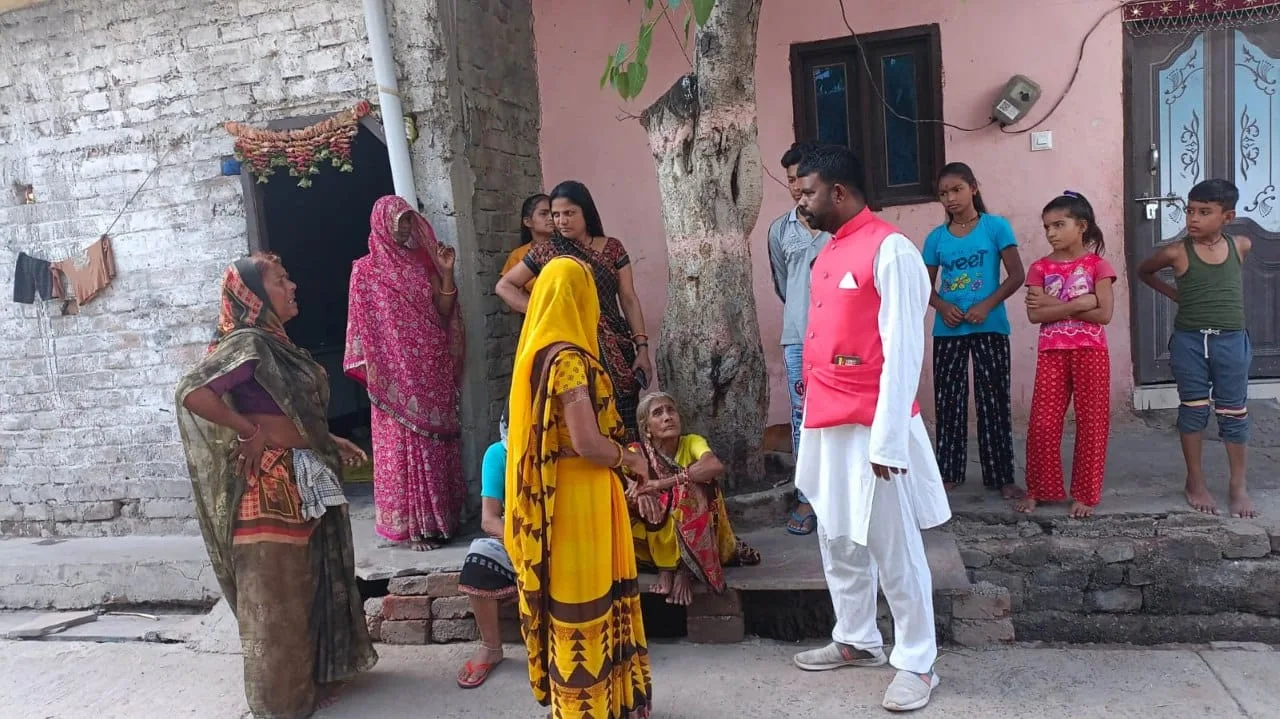 ‘मेरा संविधान-मेरा अभिमान’ कार्यक्रम के लिए बस्ती-बस्ती जाकर कर रहे आमंत्रित