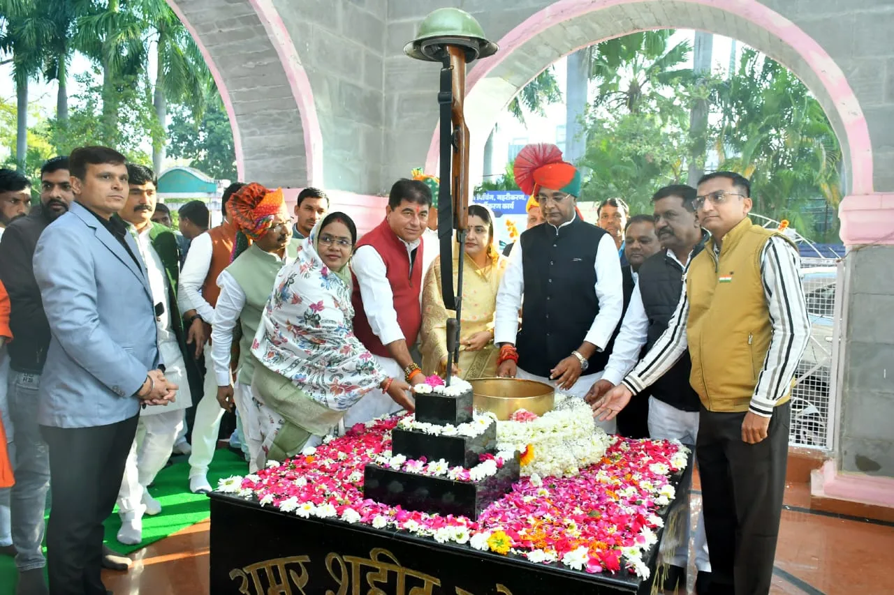 प्रभारी मंत्री श्री सारंग ने शहीद गैलरी पहुँचकर श्रद्धांजलि अर्पित की