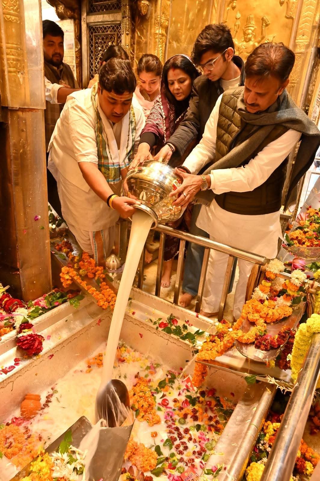 उप मुख्यमंत्री श्री शुक्ल ने बाबा विश्वनाथ का किया अभिषेक