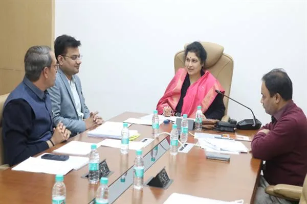 वरिष्ठ अधिकारी समय-समय पर छात्रावासों का निरीक्षण अवश्य करें : राज्य मंत्री श्रीमती गौर