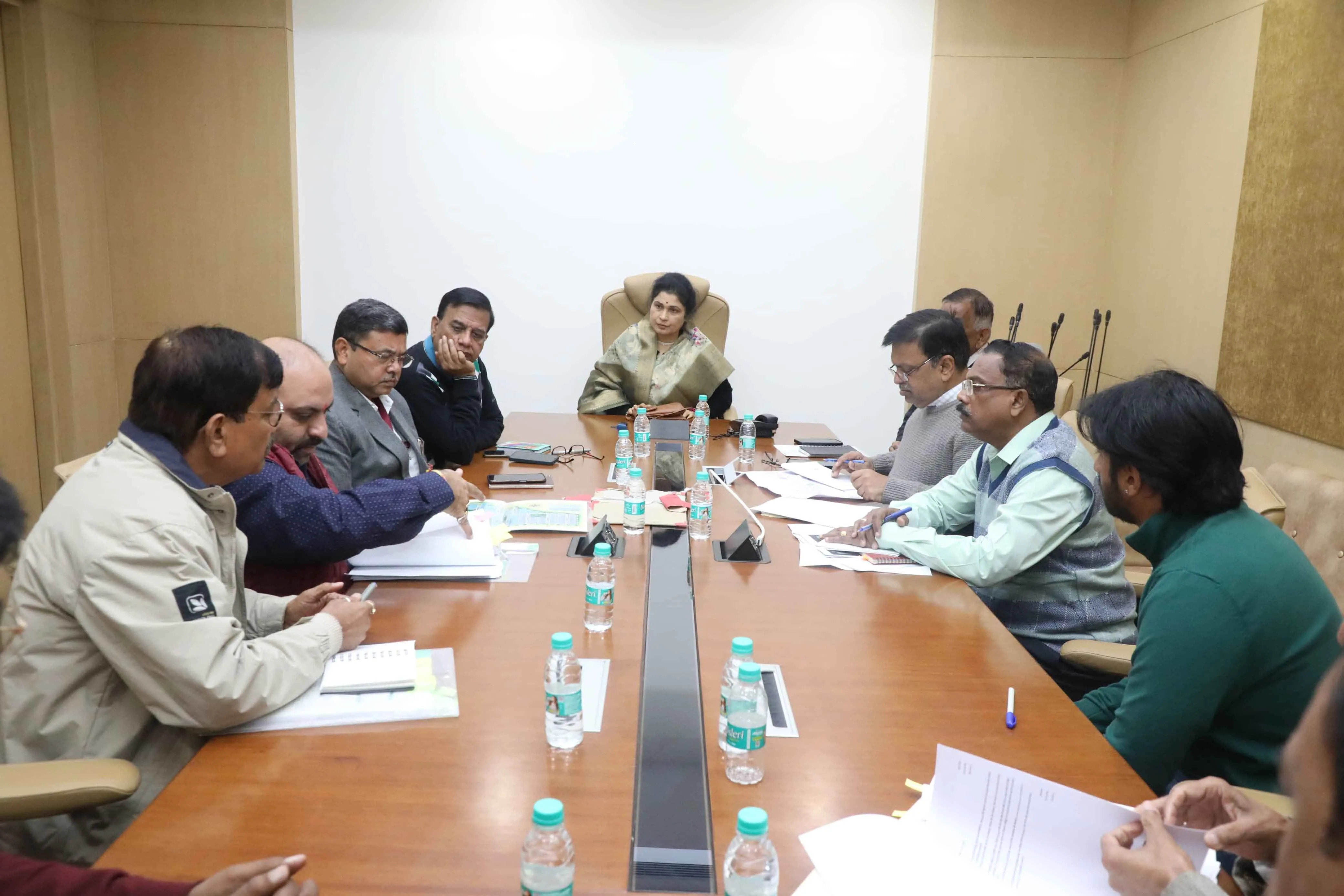 एडे्स कॉलोनी प्रवेश मार्ग का विधि सम्मत हल निकाले : मंत्री श्रीमती गौर