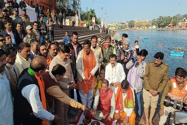 मुख्यमंत्री डॉ. यादव ने मां क्षिप्रा का पूजन कर महंत जी से लिया आशीर्वाद