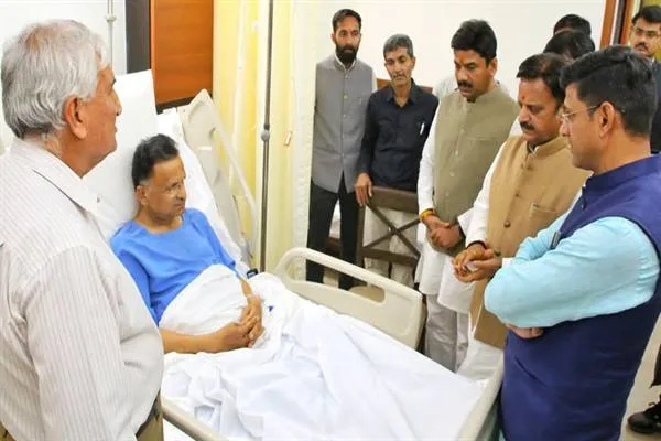 उप मुख्यमंत्री श्री शुक्ल ने इंदौर के महापौर श्री भार्गव के पिताजी की कुशलक्षेम जानी