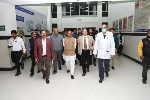 उप मुख्यमंत्री श्री शुक्ल ने इंदौर के स्कूल ऑफ एक्सीलेंस फार आई का किया निरीक्षण