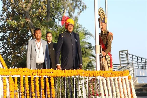 76वें गणतंत्र दिवस पर मुख्यमंत्री निवास कार्यालय में अपर मुख्य सचिव डॉ. राजौरा ने फहराया तिरंगा