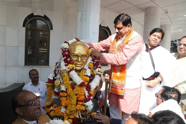 गणतंत्र दिवस के शुभ दिन पर संविधान निर्माता डॉ. बाबा साहेब की जन्मस्थली में आकर उन्हें प्रणाम करना सौभाग्य की बात : मुख्यमंत्री डॉ. यादव