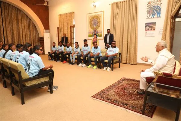 खिलाड़ियों की उपलब्धि पर प्रदेश को गर्व: राज्यपाल श्री पटेल राज्यपाल ने दृष्टि-बाधित महिला क्रिकेट विजेता टीम को किया आमंत्रित