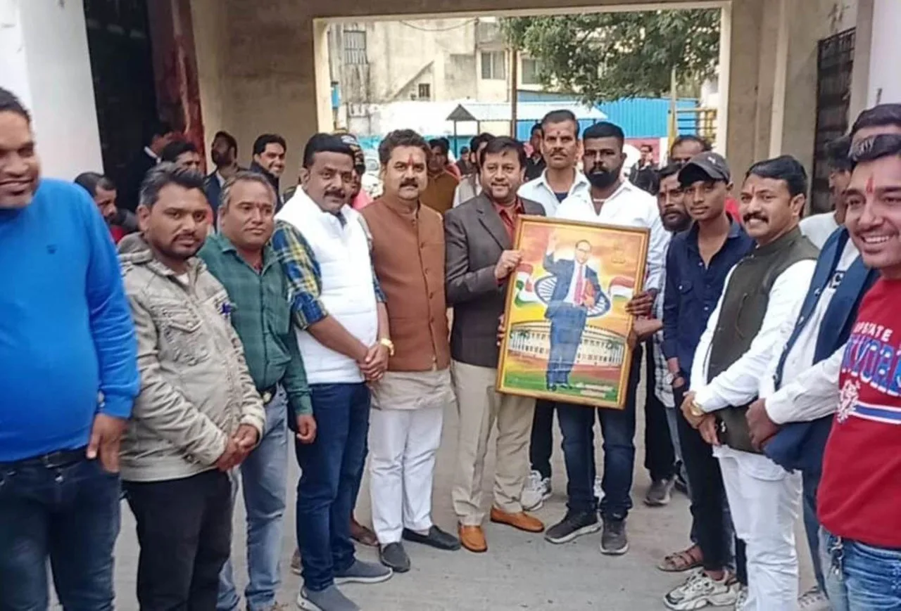 हमारा संविधान हमारा स्वाभिमान संगोष्ठी में कई समर्थकों के साथ बालोदिया