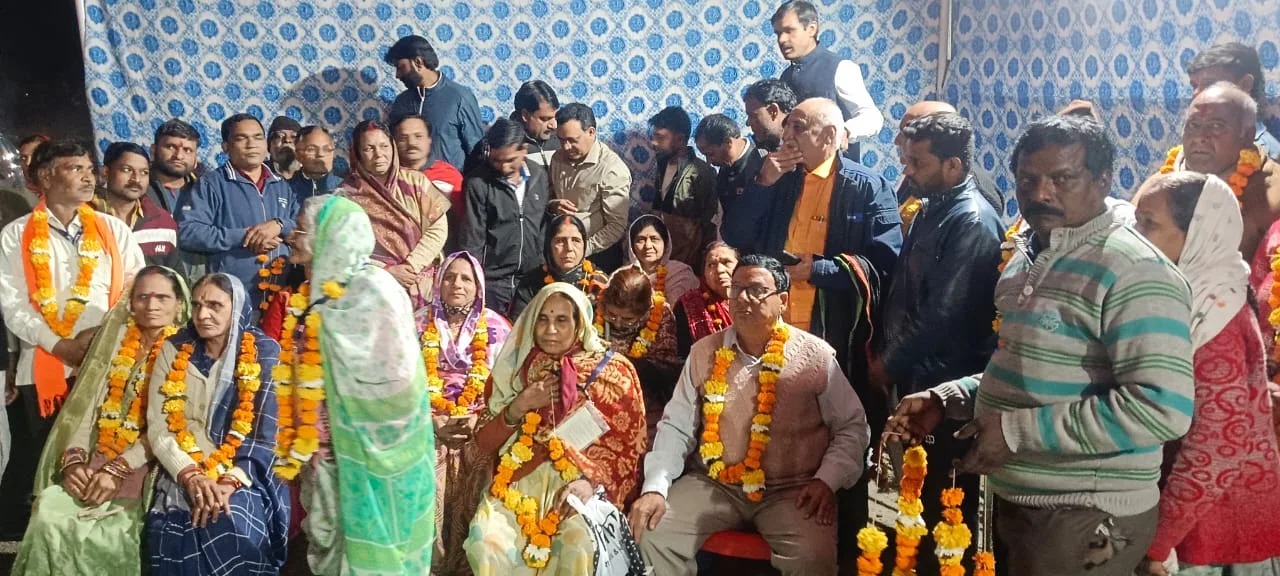 मुख्यमंत्री तीर्थयात्रियों के साथ तीर्थ दर्शन के लिए हुए रवाना