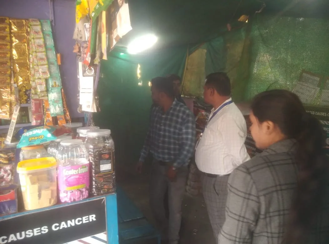 धूम्रपान एवं तंबाकू उत्पाद बेचने वाले दुकानदारों पर कार्यवाही