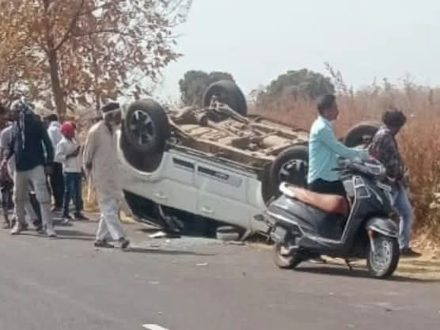 कन्नौद-खातेगांव विधायक की कार पलटी, ड्राइवर सहित तीन लोग घायल