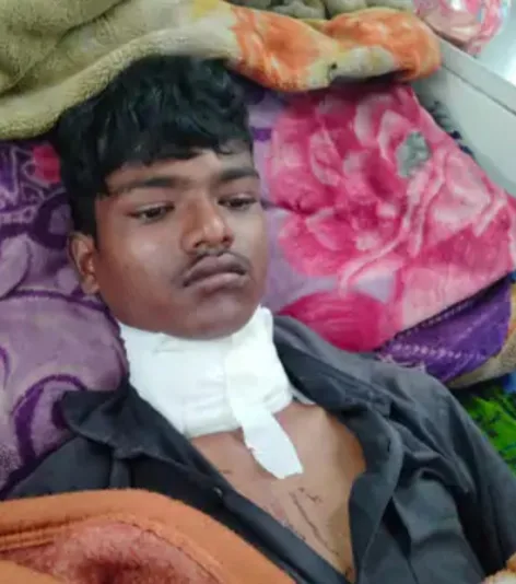 खेत में सो रहे २२ वर्षीय मजदूर की गर्दन पर चाकू से किया हमला