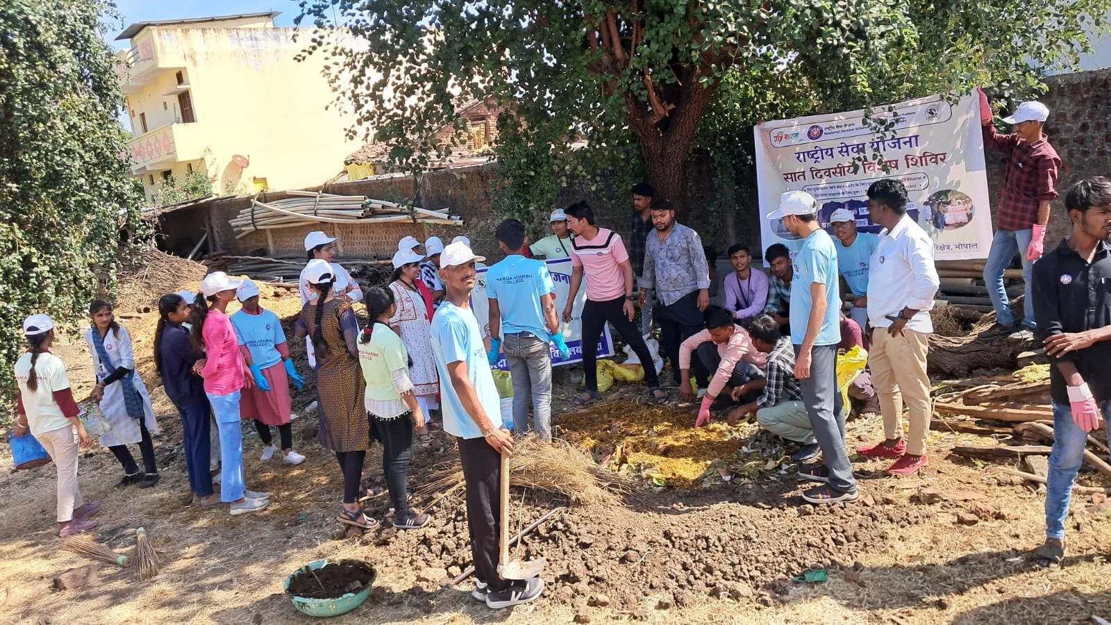 ग्रामीणों को जैविक खेती के लिए किया प्रोत्साहित