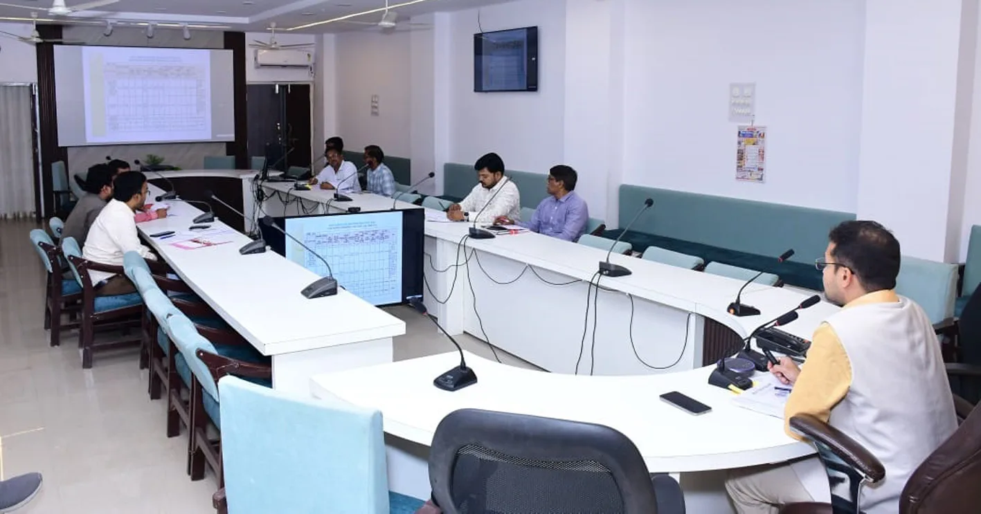 निर्माण कार्यों को गुणवत्ता के निर्धारित स्तर के साथ समय सीमा में पूर्ण करें : कलेक्टर