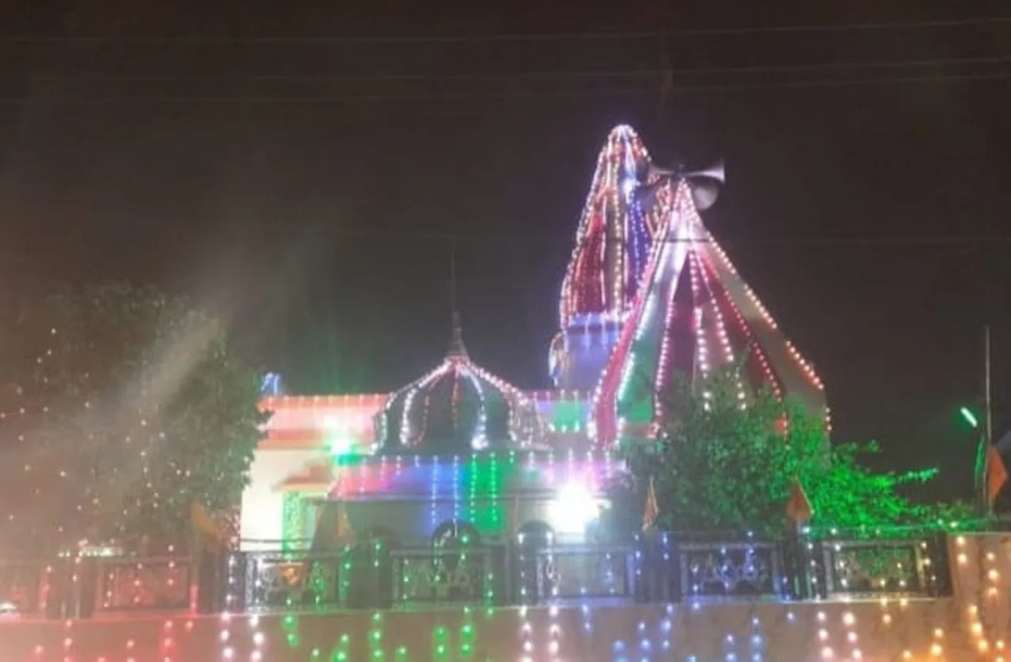 जिले के गोगिया मेें स्थित है भोलेनाथ का १७५ वर्ष प्राचीन मंदिर