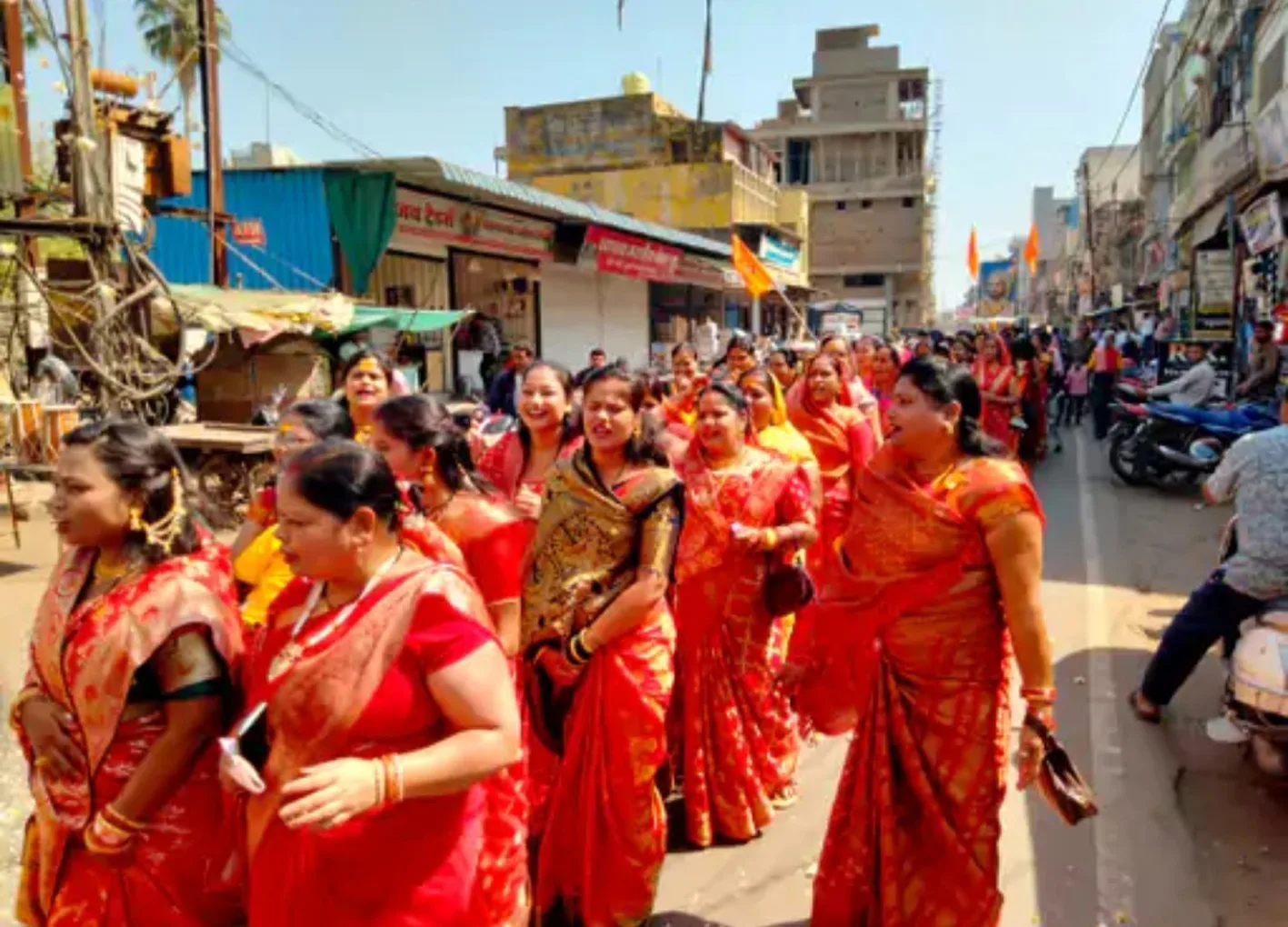 धूमधाम से निकाली शोभायात्रा