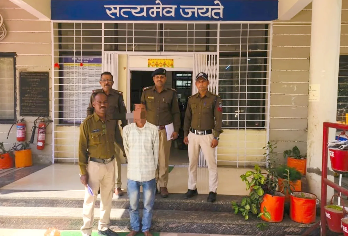 धारदार हथियार लहराते व्यक्ति को पुलिस ने पकड़ा