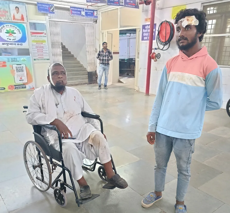 कार के अंदर बैठे चार लोग घायल