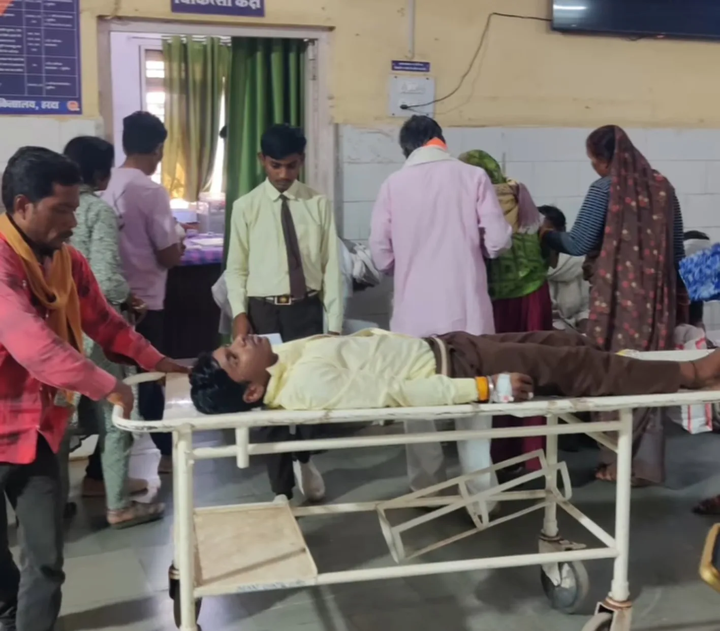परीक्षा देते समय छात्र की अचानक बिगड़ी तबीयत
