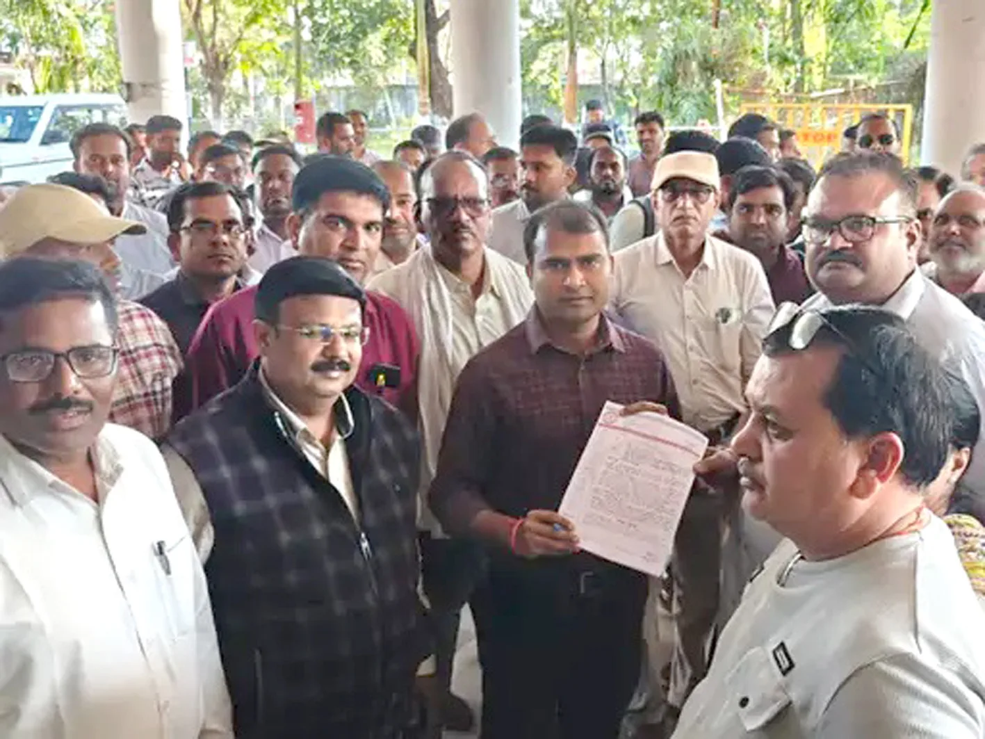 समस्या के चलते पटवारी संघ ने ज्ञापन सौंपकर किया विरोध