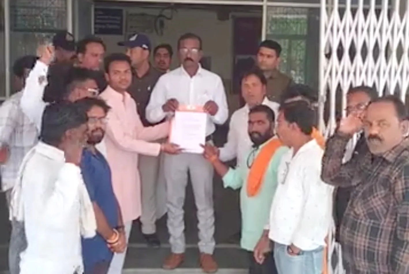 बजरंग सेना ने प्रधानमंत्री के नाम संयुक्त कलेक्टर को सौंपा ज्ञापन