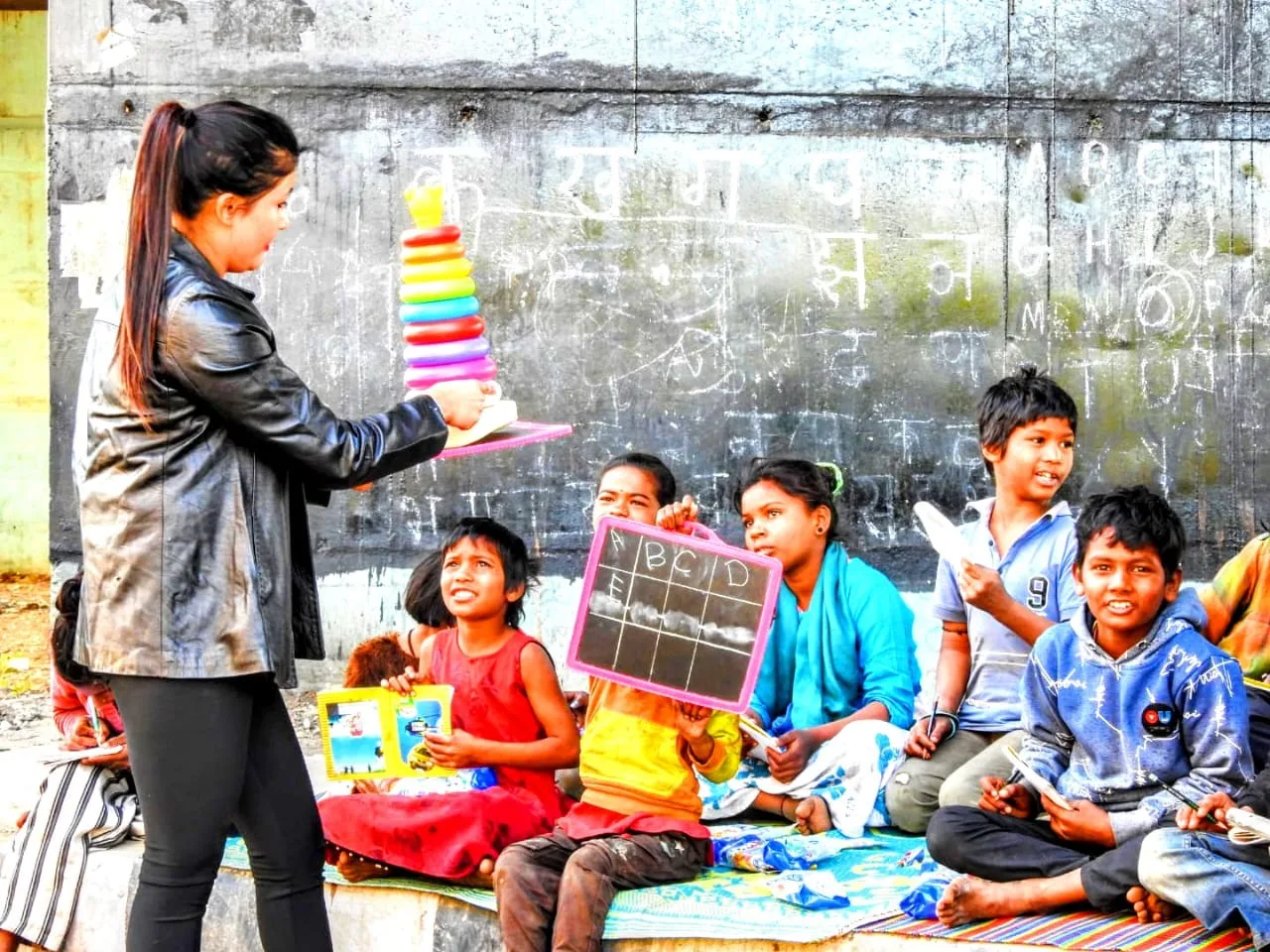 मासूम बच्चों का स्वर्णिम भविष्य बनाती फ्लाई ओवर पाठशाला