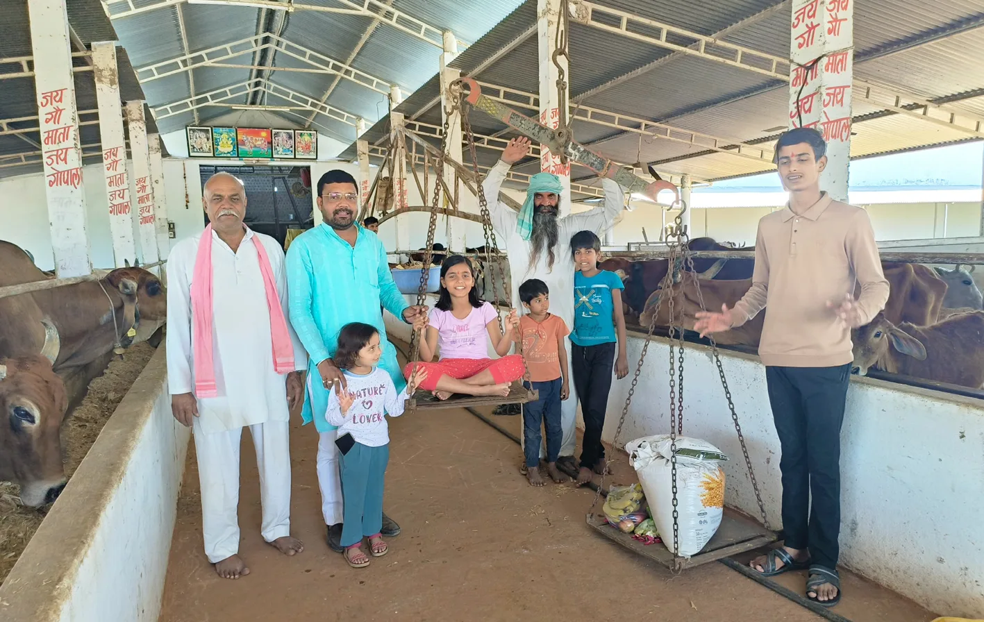 गौ सेवा कर मनाया बिटिया का जन्मदिवस