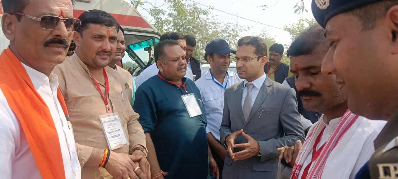 देखते रहे भाजपा मंडल अध्यक्ष और उड़ गए सीएम   पुलिस ने हेलिपैड पर नहीं जाने दिया 