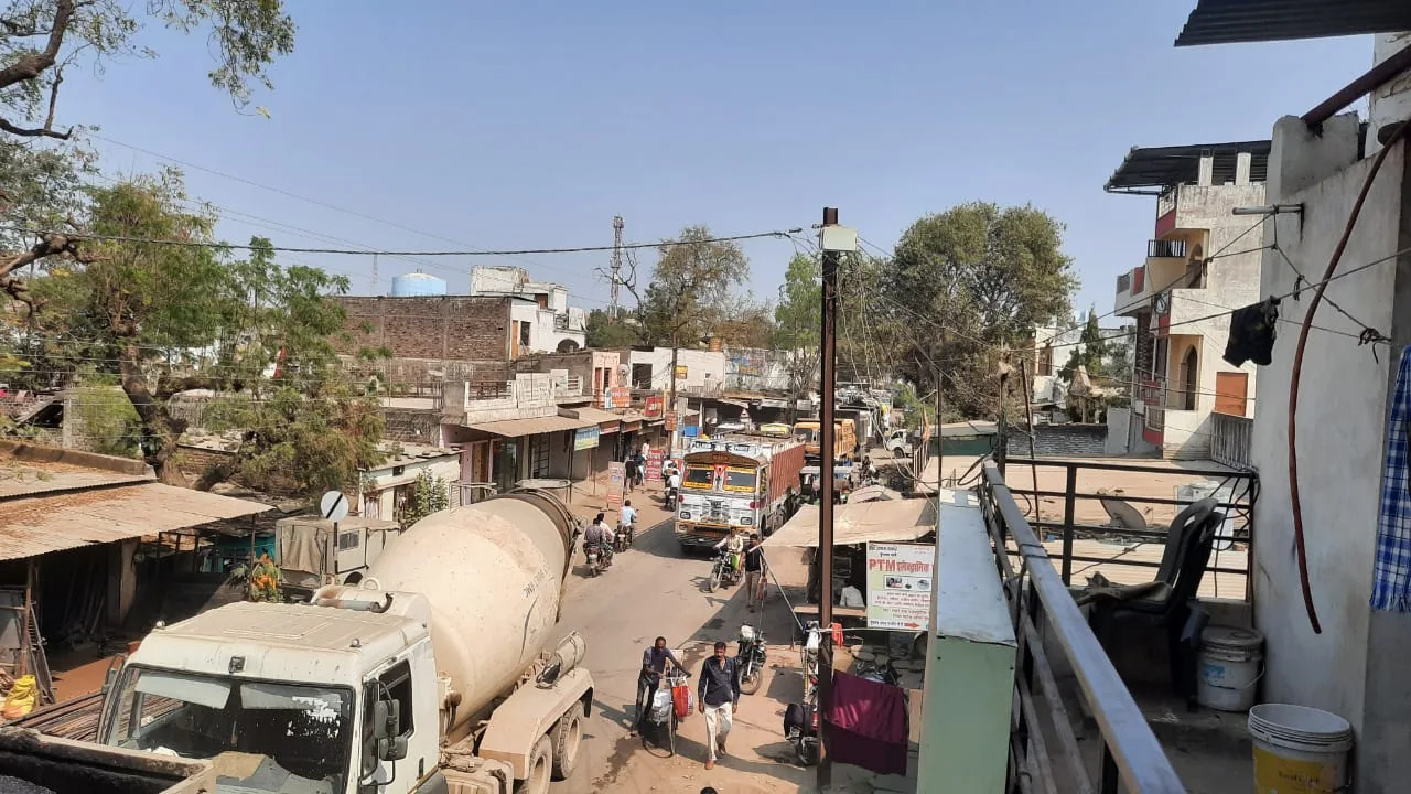 महेश्वर रोड मार्ग से परेशान रहवासियों ने किया चक्का जाम,निर्माण कार्य शुरू होने के आश्वासन पर खोला जाम 