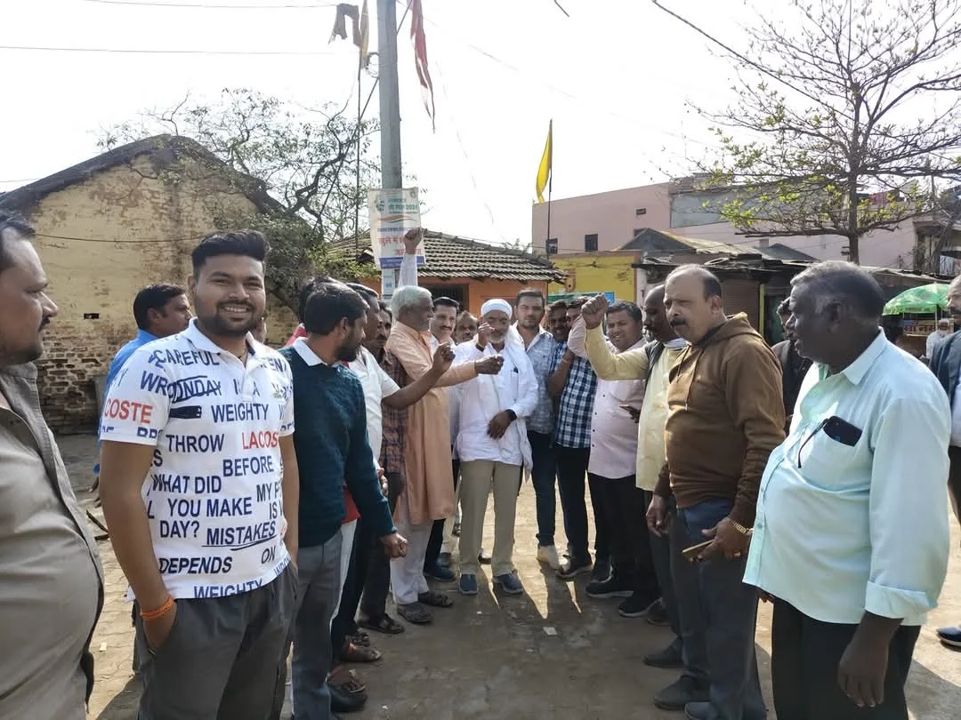 दिल्ली में भाजपा की जीत पर नगर के पीपल चौक पर मिठाई खिलाकर मनाई खुशी