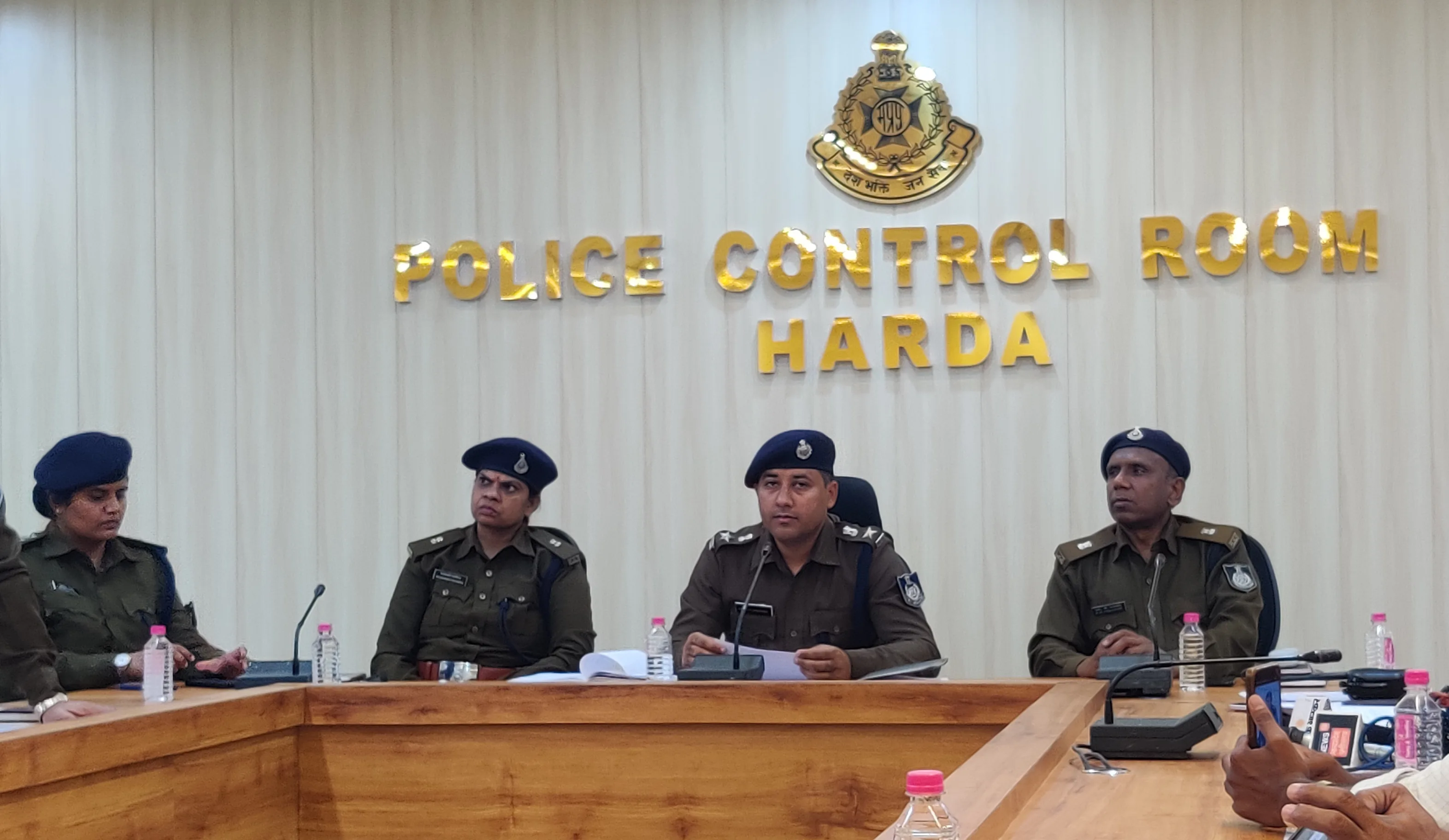 चलती बस में बैग कटिंग कर सोने चांदी के जेवरात चुराने वाली हाथरस की गैंग को टिमरनी पुलिस ने पकड़ा