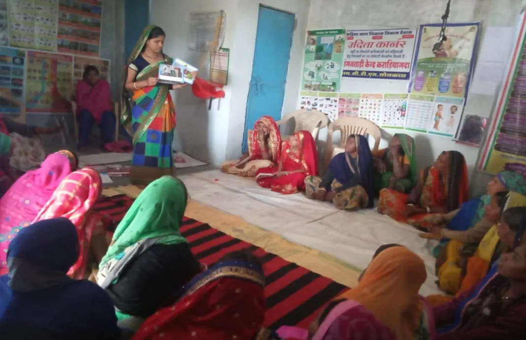 स्व सहायता समूह से जुड़ने के पश्चात महिलाओं बन रही है आत्म निर्भर