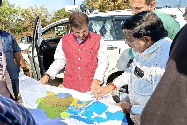 उप मुख्यमंत्री श्री शुक्ल ने बेला-सिलपरा बाईपास सड़क निर्माण कार्य का किया निरीक्षण