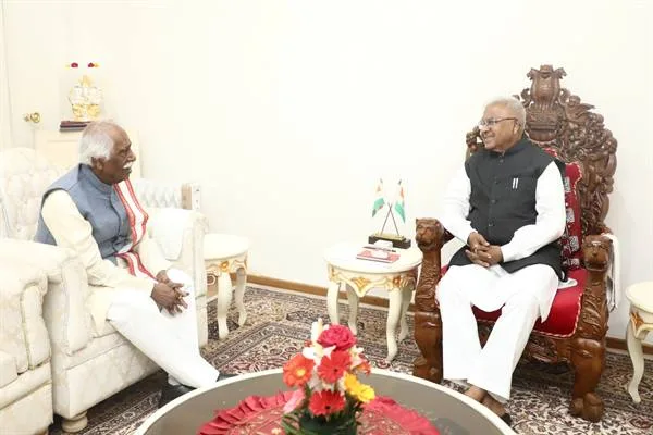राज्यपाल श्री पटेल से हरियाणा के राज्यपाल श्री बंडारू दत्तात्रेय ने की सौजन्य भेंट