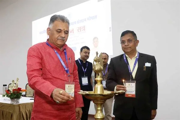राष्ट्रीय एवं राज्यस्तरीय संस्थान के मध्य, ज्ञान एवं संसाधन को परस्पर साझा करने की बनाएं कार्ययोजना : उच्च शिक्षा मंत्री श्री परमार