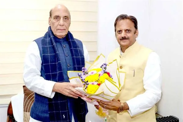 केंद्रीय रक्षा मंत्री श्री सिंह से उप मुख्यमंत्री श्री शुक्ल ने की सौजन्य भेंट