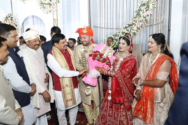 मुख्यमंत्री डॉ. यादव, मंत्री श्री सिलावट के पुत्र और विधायक श्री विष्णु खत्री की पुत्री के विवाह समारोह में हुए शामिल