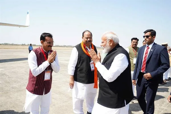 प्रधानमंत्री श्री मोदी को भोपाल विमानतल पर दी भावभीनी विदाई