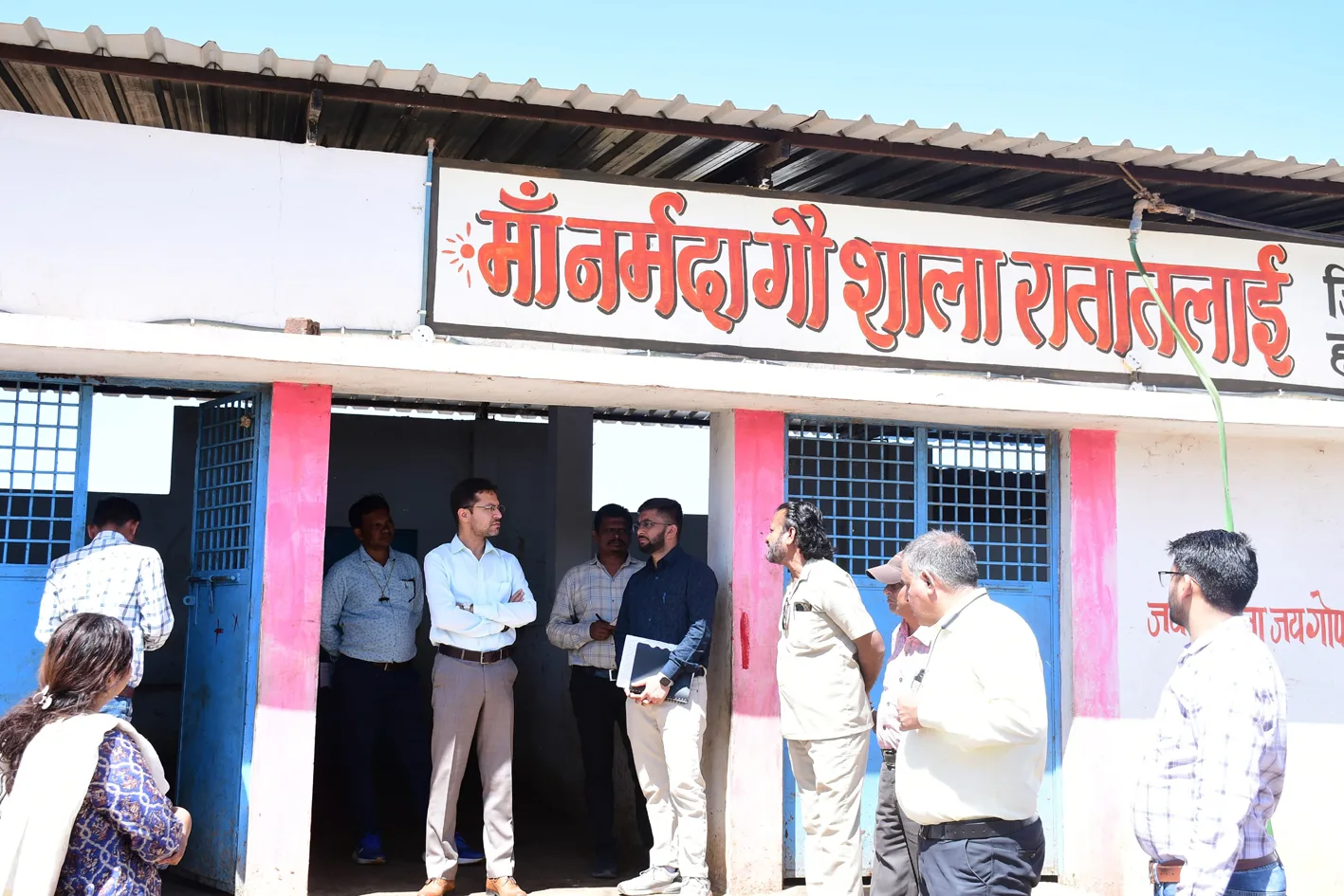 कलेक्टर ने स्कूल, आंगनबाड़ी, गौशाला व उचित मूल्य दुकान का किया निरीक्षण  