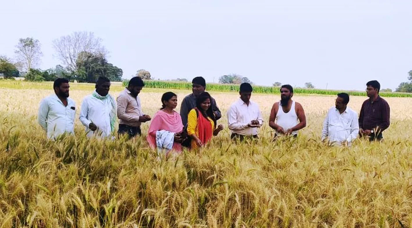 संयुक्त दल ने ग्रामीण क्षेत्र का भ्रमण कर किसानों को दी सलाह