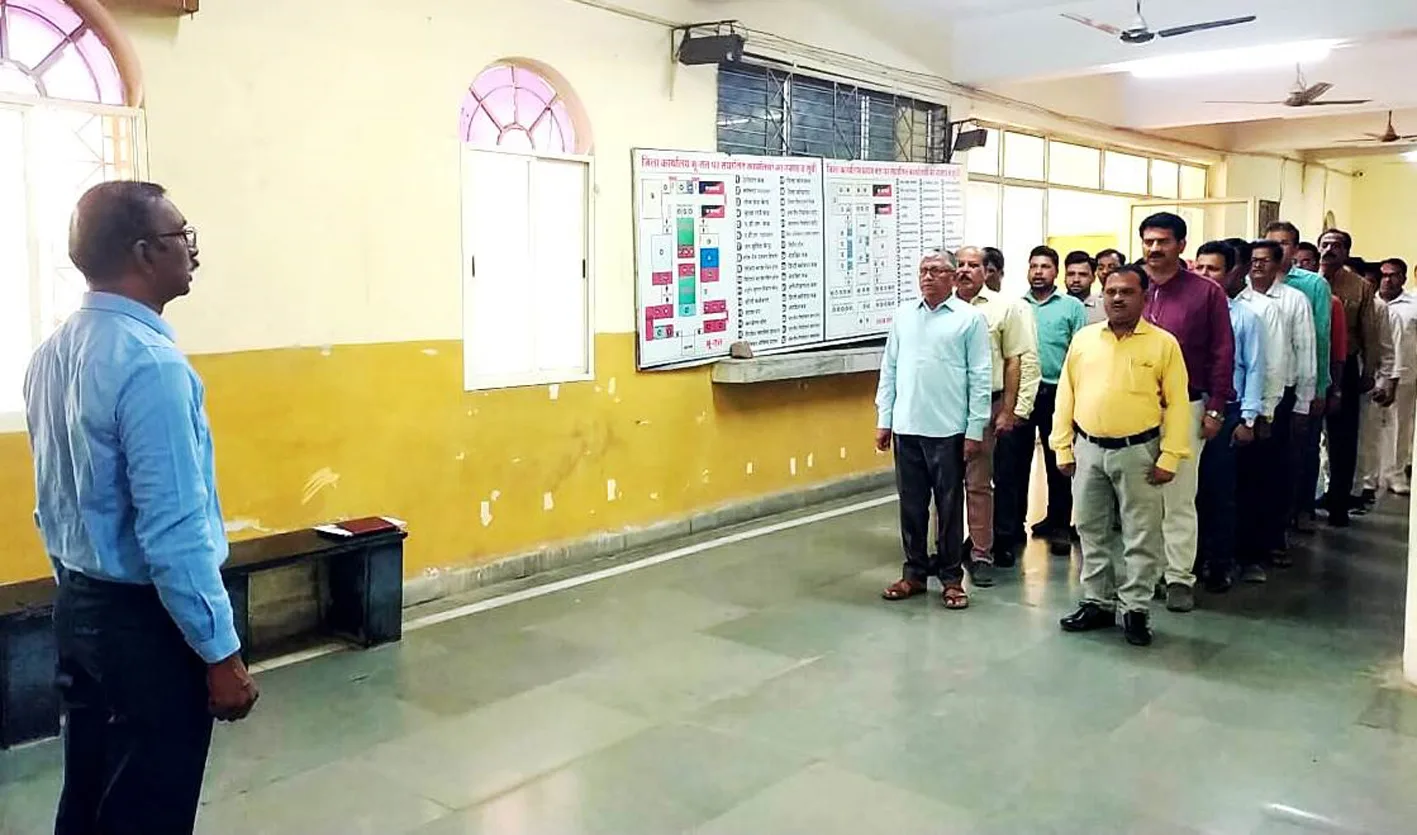 माह के पहले कार्यदिवस की शुरुआत वंदेमातरम गायन से हुई