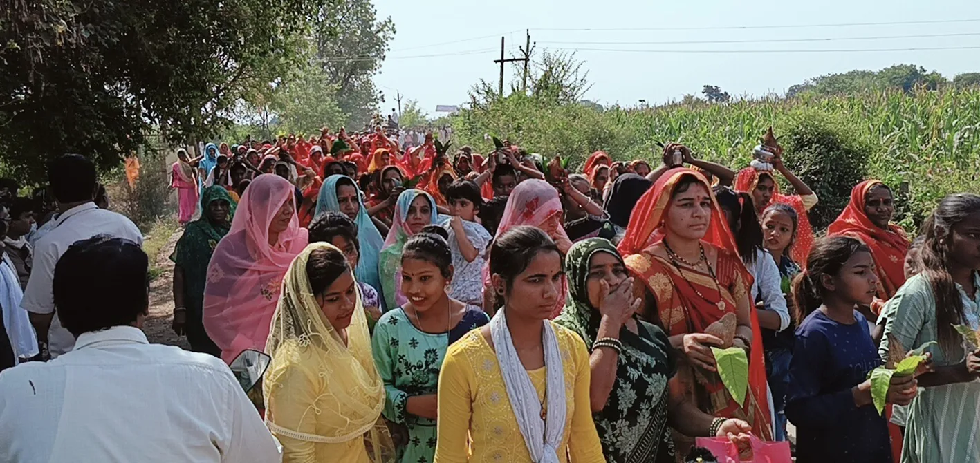 पुष्पवर्षा, आतिशबाजी और धूमधाम से हुआ यात्रा का स्वागत