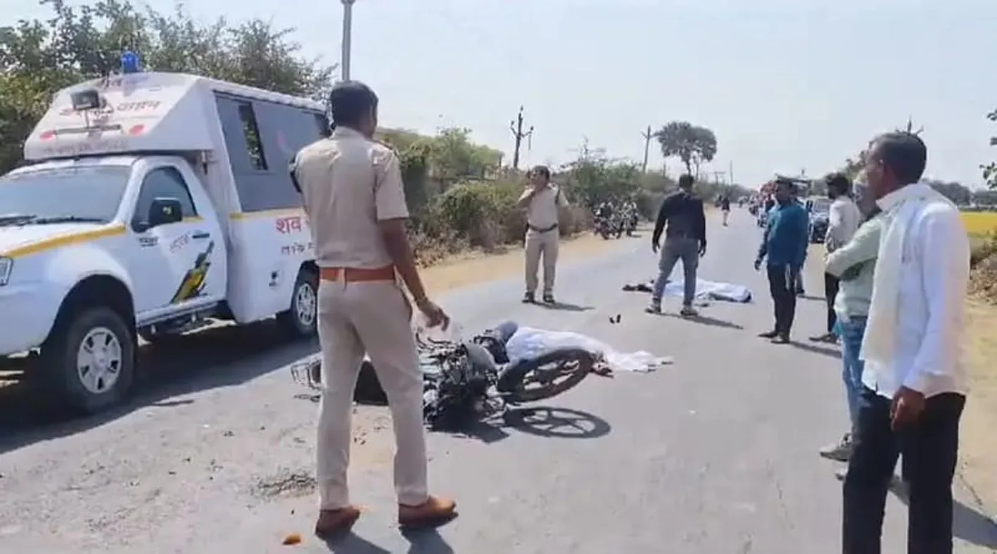 गोबर की खाद भरे ट्रक ने बाइक सवार चाचा-भतीजे को मारी टक्कर, दोनों की मौके पर मौत
