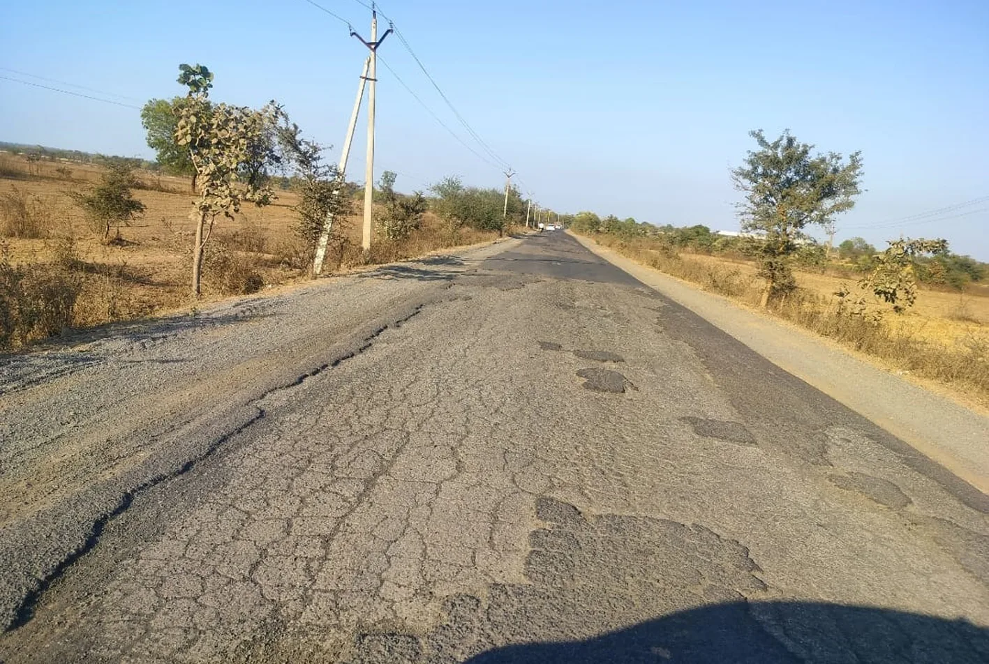 सीएम हेल्पलाईन में की शिकायत, सड़क की मरम्मत कराने की मांग  