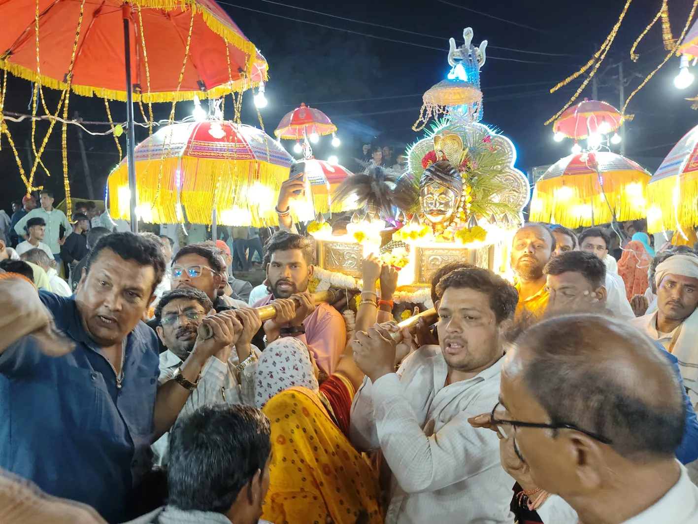 गुप्तेश्वर महादेव ने किया मेला भ्रमण, दुकानदारों ने की पुष्पवर्षा