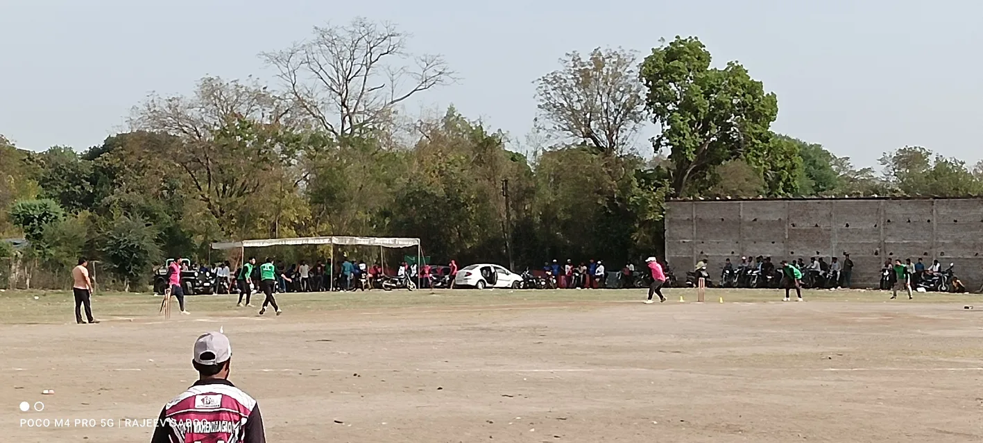 क्रिकेट प्रतियोगिता का खेलप्रेमी उठा रहे आनंद  