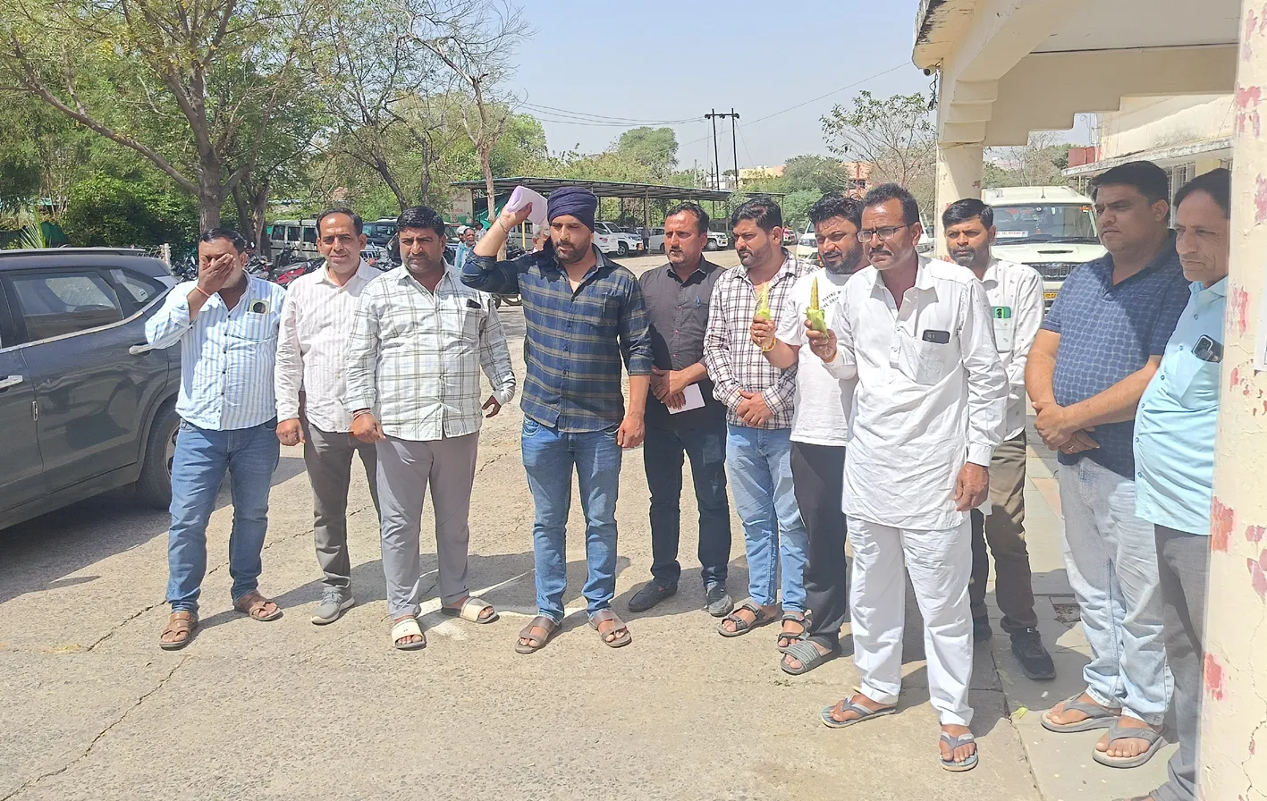 किसान आक्रोश मोर्चा ने जनसुनवाई में कलेक्टर को सौंपा ज्ञापन