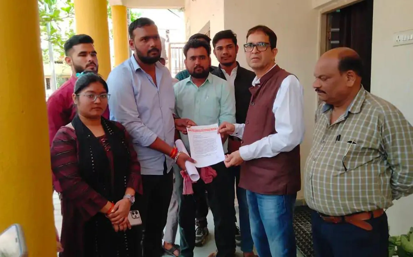 स्वामी विवेकानंद महाविद्यालय के गेट पर एबीवीपी ने किया विरोध प्रदर्शन