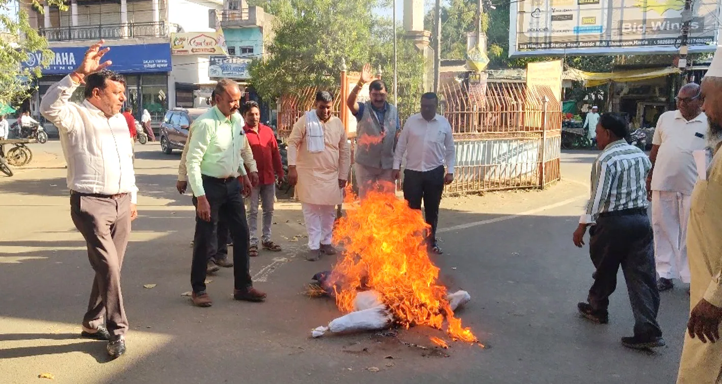 कांगे्रस ने मंत्री प्रहलाद पटेल का पुतला फूंका