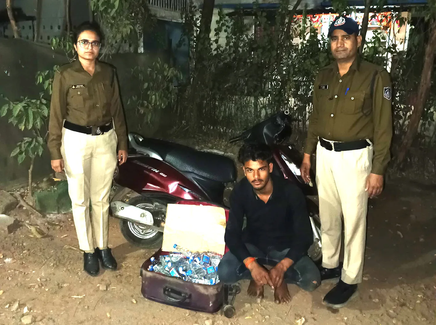 आबकारी एक्ट के तहत दो आरोपियों से वाहन सहित 86 हजार की अवैध शराब जप्त